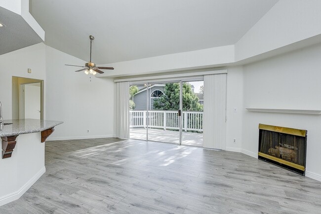 Building Photo - Remodeled 3 Bed Penthouse Condo Unit #35
