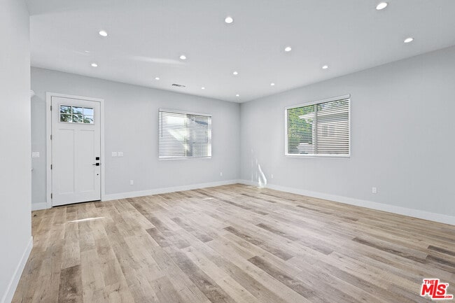 Photo - 13550 Hamlin St