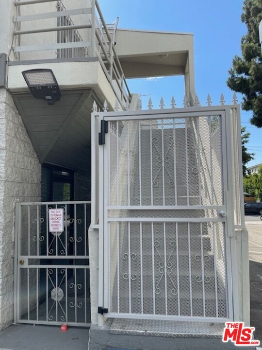 Building Photo - 1502 N Kenmore Ave Rental