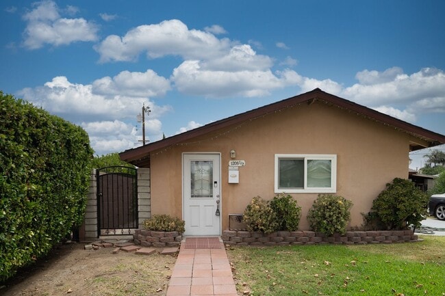 Building Photo - 1208Nant Unit 1208 1/2 Rental