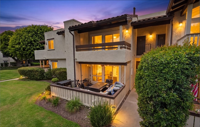 Building Photo - HUNTINGTON BEACH HOME - 1.5 Miles from the Beach Unit 527