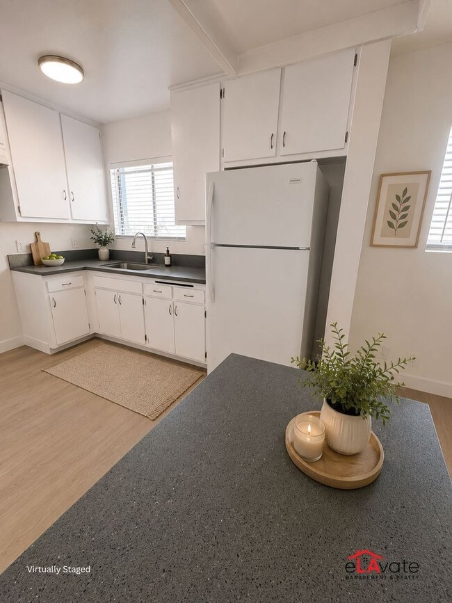 Building Photo - 11816 Chandler Blvd Unit 11