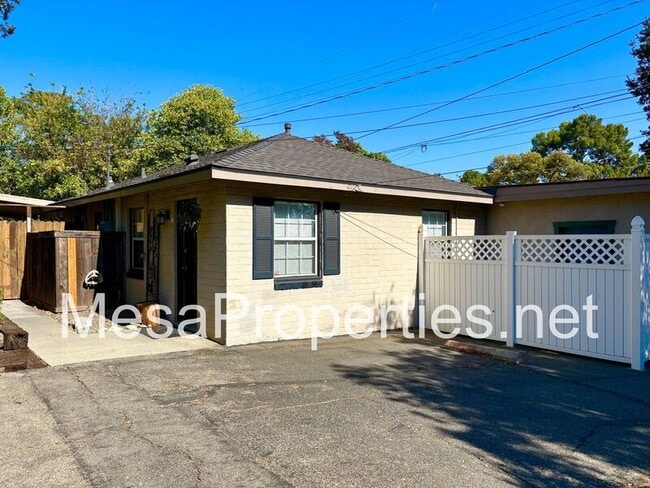 Building Photo - 1480 N Mills Ave