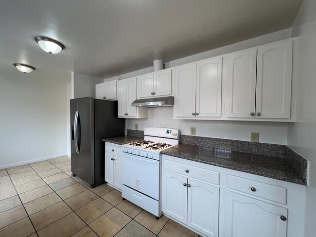 Photo - Light-Filled 4-Bed in San Pedro | Garage Parking, Utilities Included, Prime Location Unit 4
