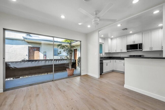 Photo - Stunning 2+2 in a mid-century complex Unit 15