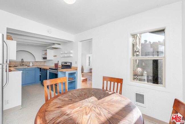 Photo - 543 Fernwood Pacific Dr