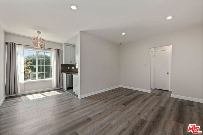 Building Photo - 1330 S Barrington Ave Unit 15 Rental