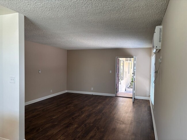 Photo - 3104 Montrose Ave Unit 6