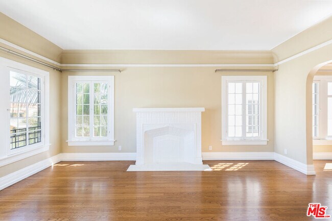 Photo - 1109 1/2 Cloverdale Ave