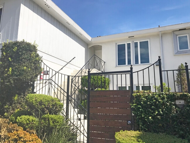 Photo - 402 S Robertson Blvd