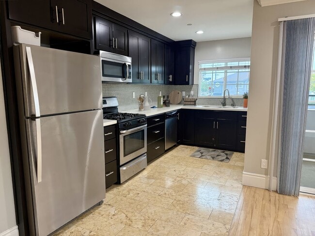 Building Photo - MOVE IN READY 2/2 with 2 Assigned Parking! In Unit 4