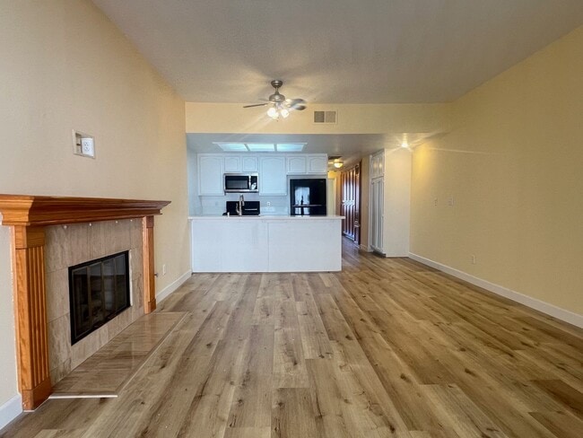 Building Photo - Los Caballeros #526 Unit 526