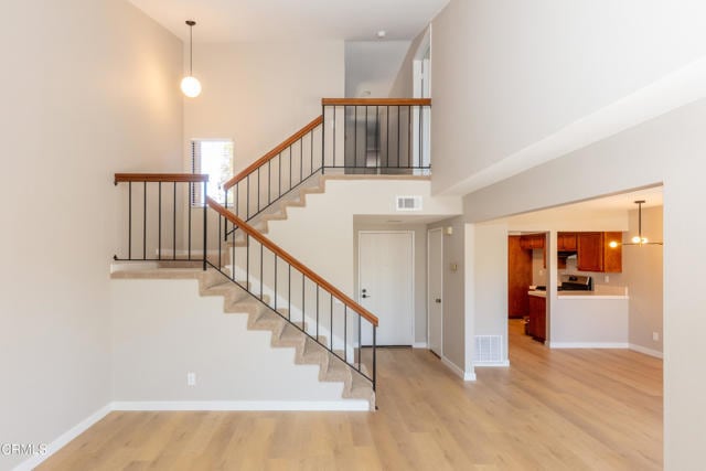 Photo - 985 Hawthorne Ln