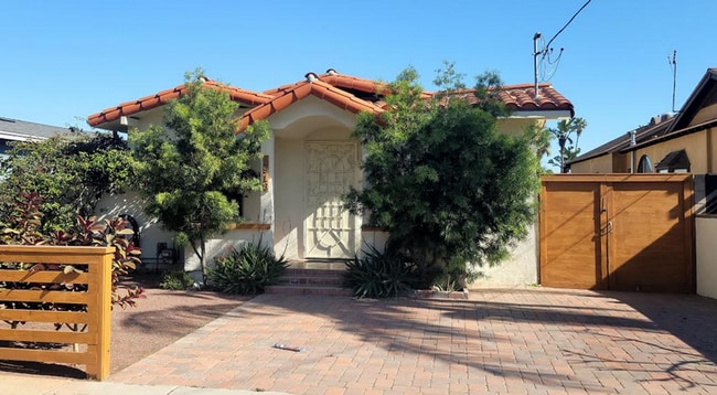 Building Photo - Bright 3bed/2bath single family home with...