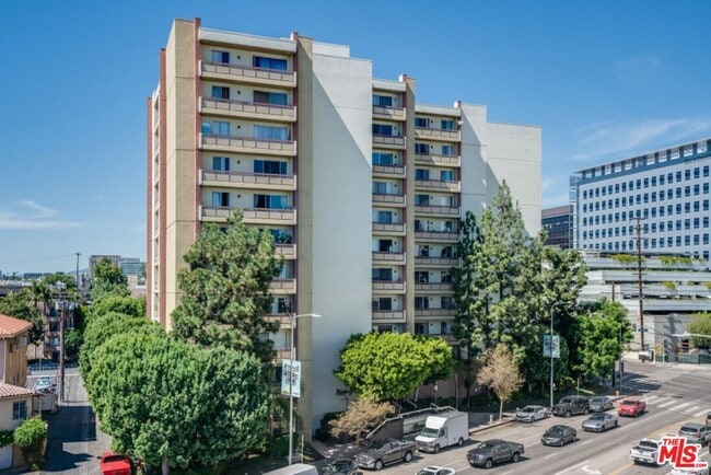 Building Photo - 321 S San Vicente Blvd Unit 705