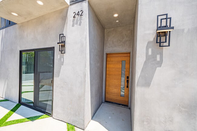 Photo - 242 N Dillon St Townhome