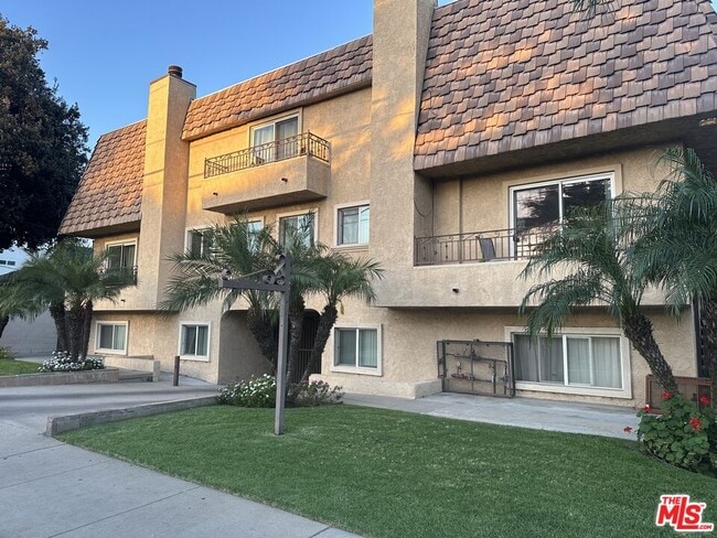 Building Photo - 6620 Hazeltine Ave Unit 110