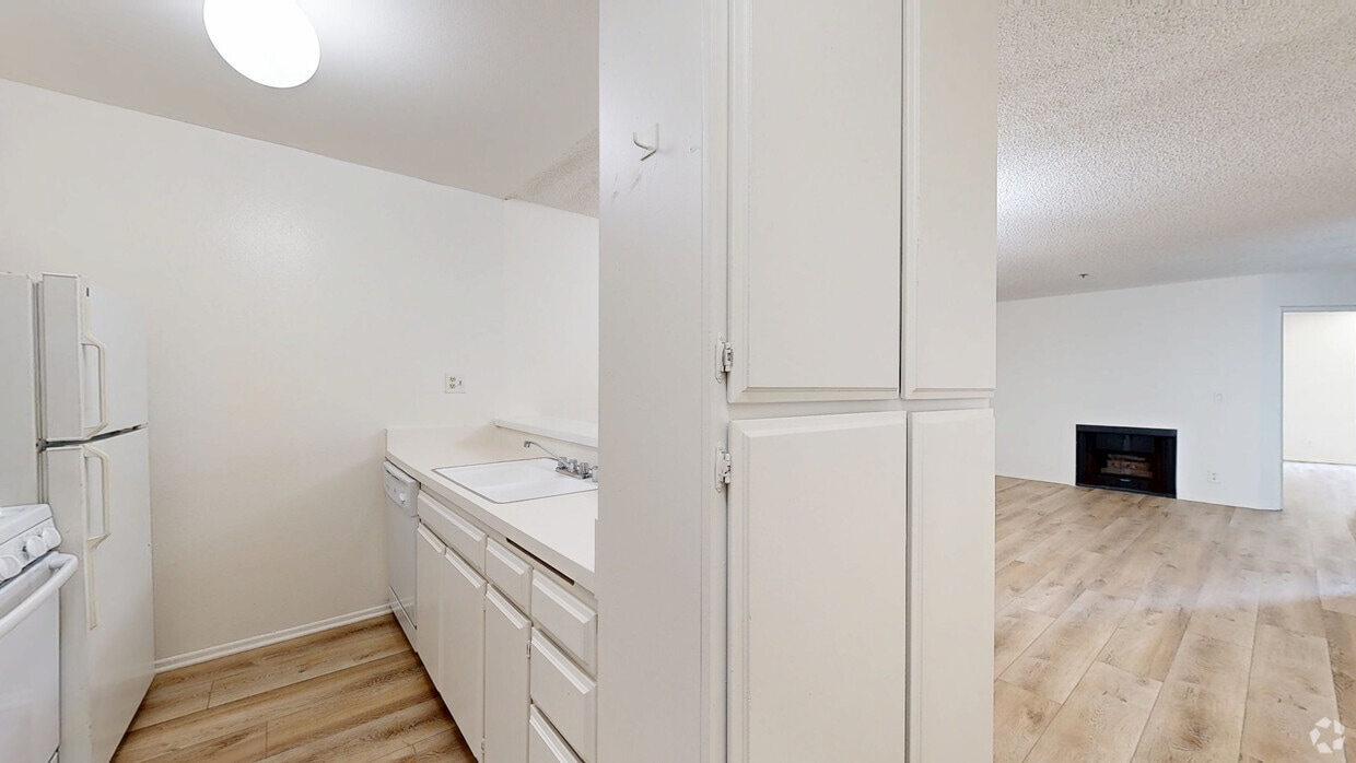 3D Tour - 655 Kelton Ave