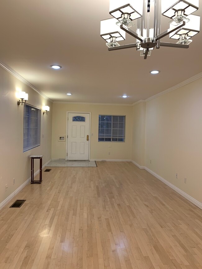 Photo - 616 N Sycamore Ave