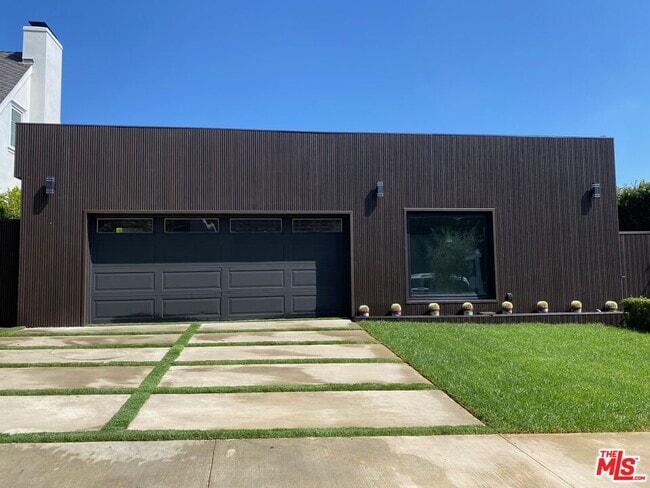 Photo - 418 N Bowling Green Way