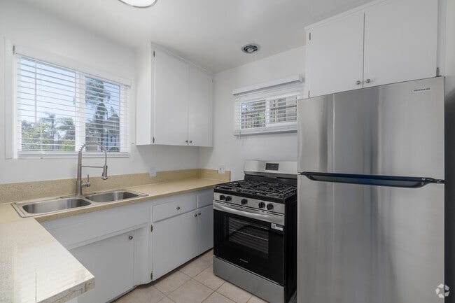 1BR, 1BA - 705SF - Kitchen - PW 4143