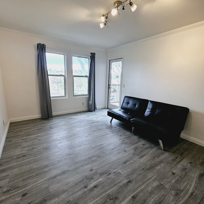 Livingroom - 3448 Hathaway Ave Unit 343