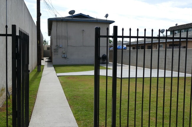 Building Photo - 9226 Palm St Unit B