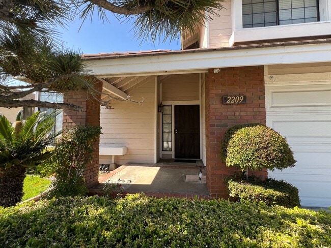 Photo - Orange - 4 Bed House for Lease - Pool & Spa - 3 Car. Gar.