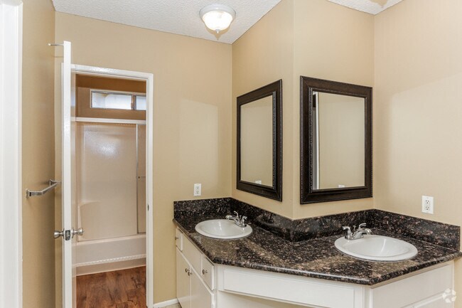 2BR, 1BA - 900 SF - Cross Roads Apartment Homes