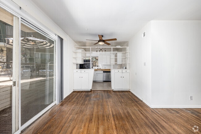 2BR, 2BA - 950SF - Dining Room - Holiday Manor