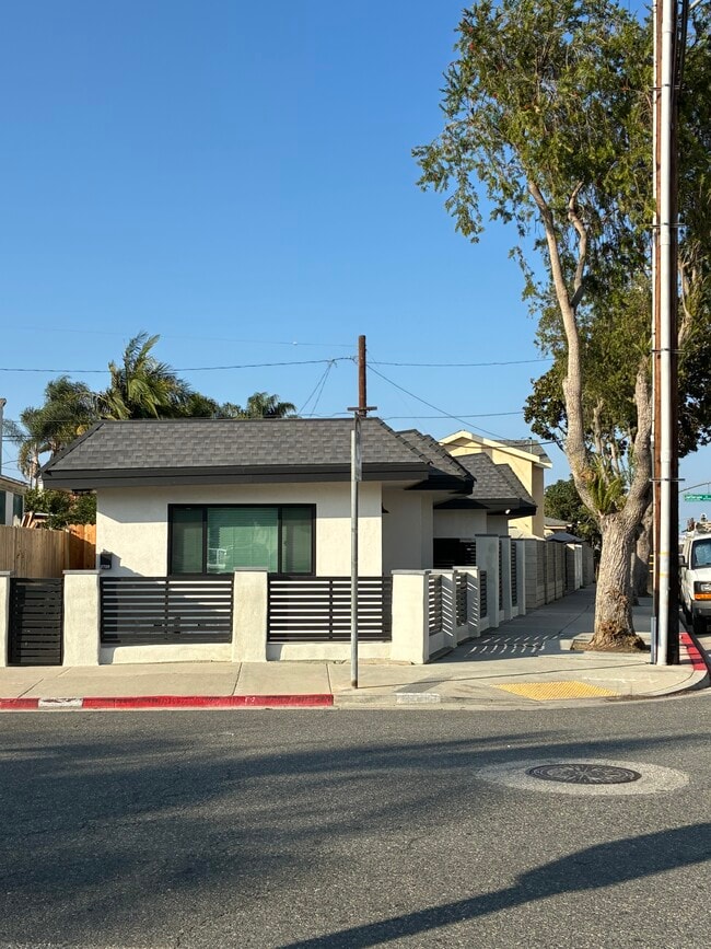 Building Photo - 2739 E Adams St Unit 2739 E Adams Street