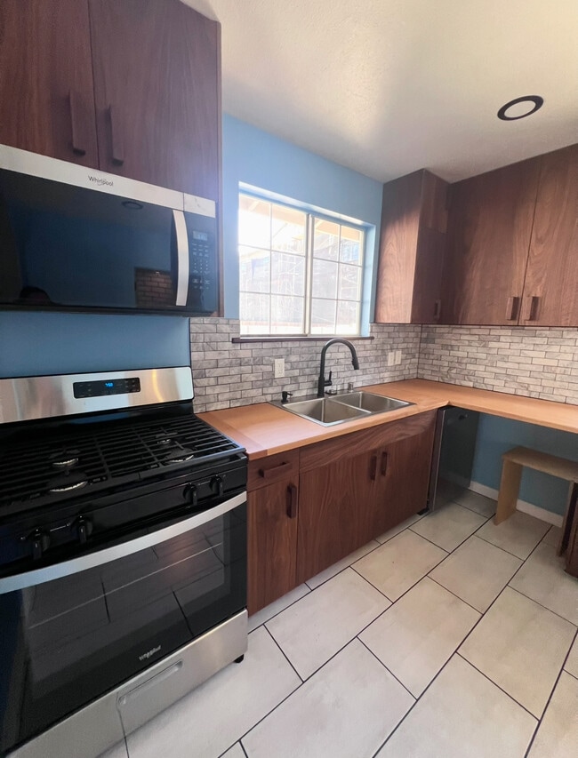 Photo - 3547 E Green St Unit B