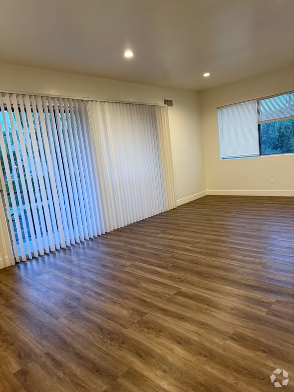 Building Photo - 1339 N Hobart Blvd Rental