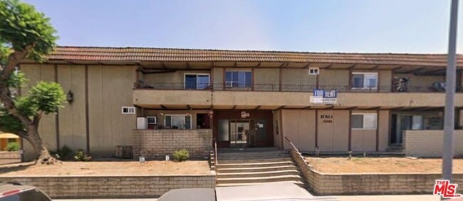 Building Photo - 13562 Vanowen St