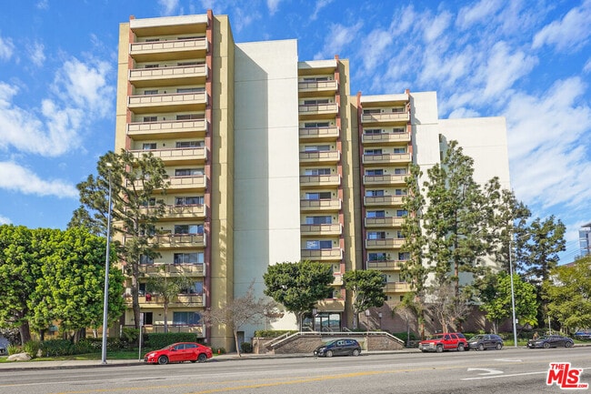 Building Photo - 321 S San Vicente Blvd Unit #805