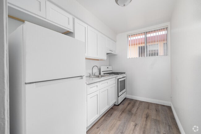 Studio - 325SF - Kitchen - Americana and Il Pompeii
