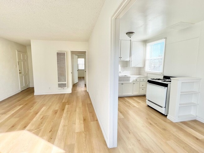 Photo - Bright Upstairs End-Unit 1 Bed / 1 Bath with Garage Options in Quiet Bixby Knolls Community Unit 4548 4