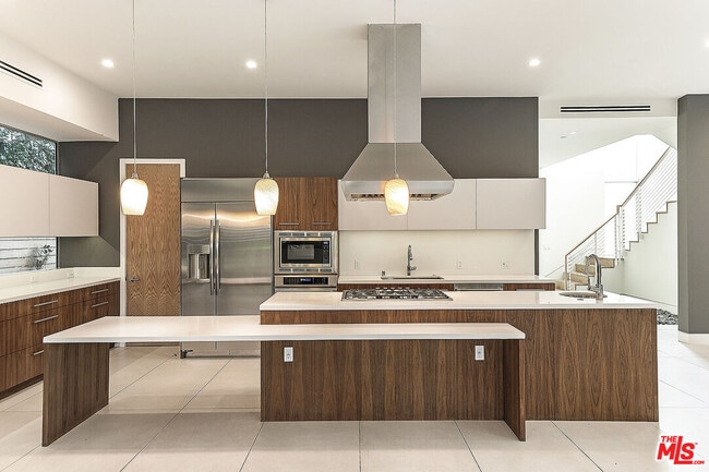 Photo - 16540 Moorpark St