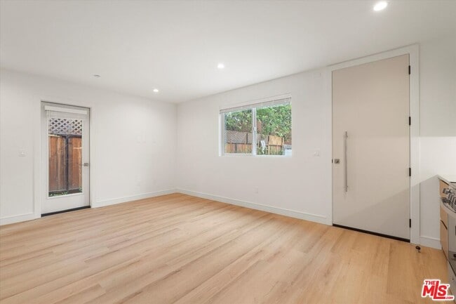 Photo - 11023 Blix St