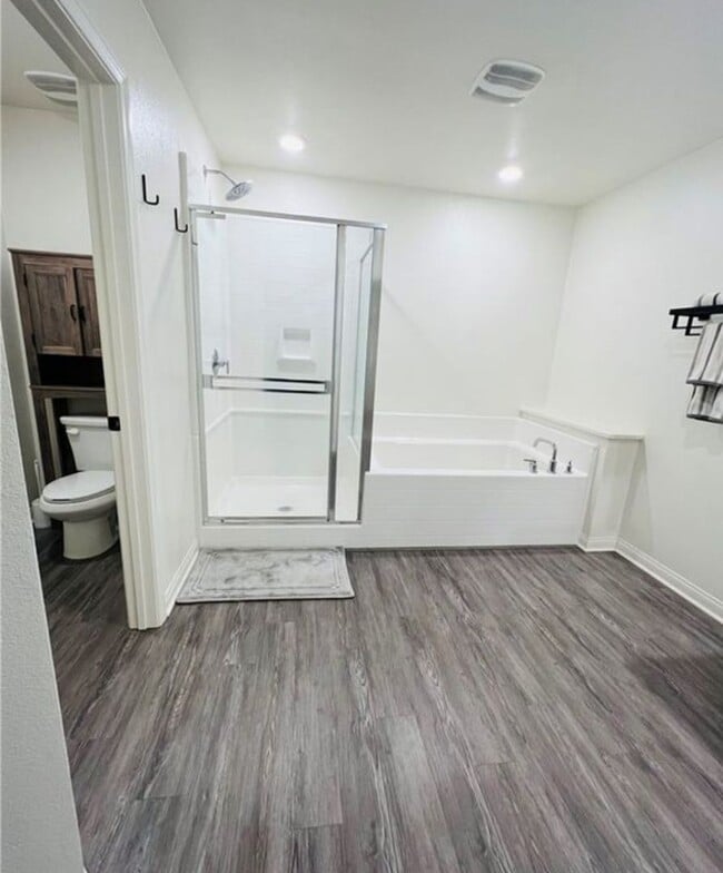 Photo - 3 Bdrm, 2.5 Ba Townhouse w/2 Car Attached Garage Available For Rent
