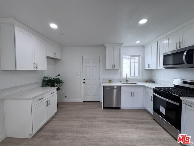 Photo - 618 W 6th St Apartment Unit 618