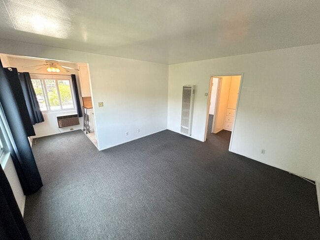 Building Photo - Corner 1 Bedroom Apartment in Los Feliz! Unit 8