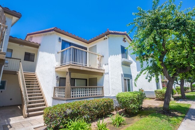 Building Photo - 3550 Sunset Ln Unit 3550 Sunset Lane  13 -