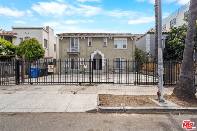 Building Photo - 926 S Mariposa Ave