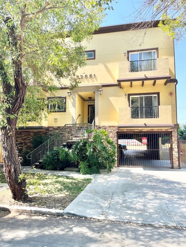 Building Photo - 22651 Del Valle St