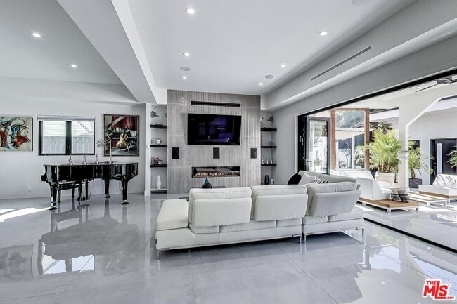 Photo - 725 N Stanley Ave