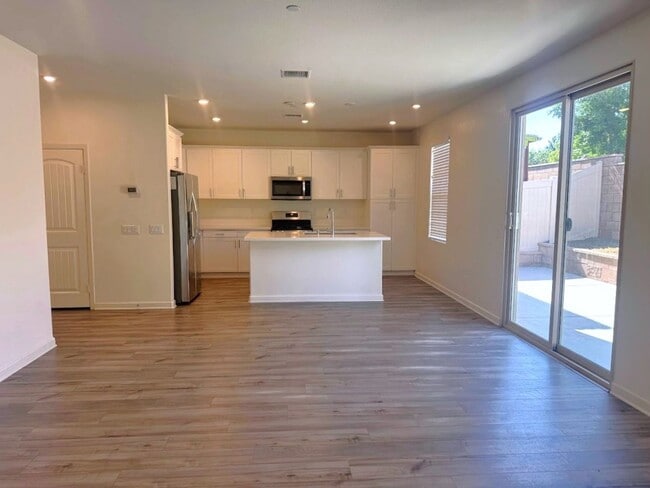 Photo - 1014 W Buttercup Ln