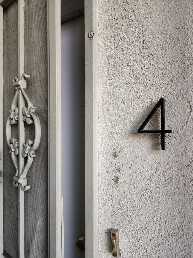 Building Photo - 701 S Osage Ave Unit 4