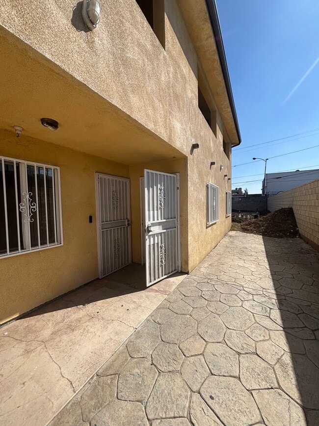 Building Photo - 1738 W 85th St Unit B