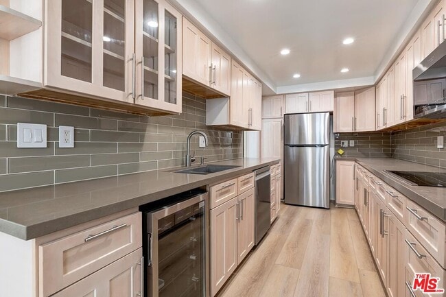 Building Photo - 1710 Malcolm Ave Unit 303